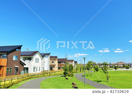 青空の街並み　新興住宅街と公園の風景 82710629