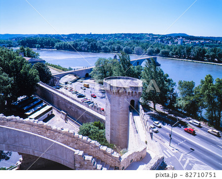 フランス アヴィニヨン 外壁と橋にローヌ川 フランス アヴィニヨン 外壁と橋にローヌ川 82710751