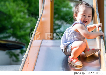 赤ちゃん 滑り台 幼児 82710952