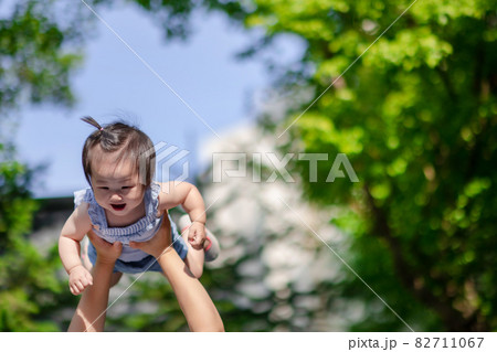 赤ちゃん 少女 子供 82711067