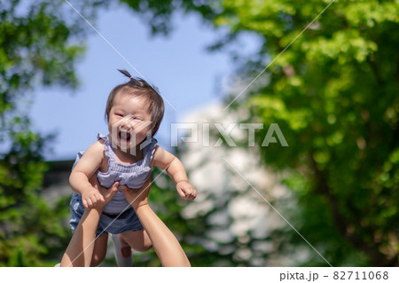 赤ちゃん 少女 子供 82711068