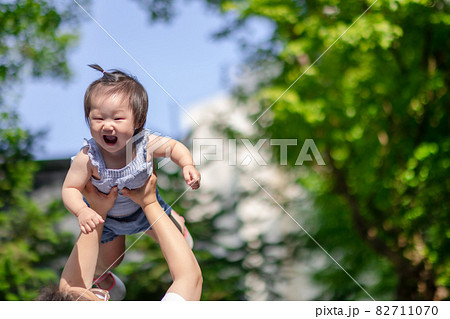 赤ちゃん 少女 子供 82711070