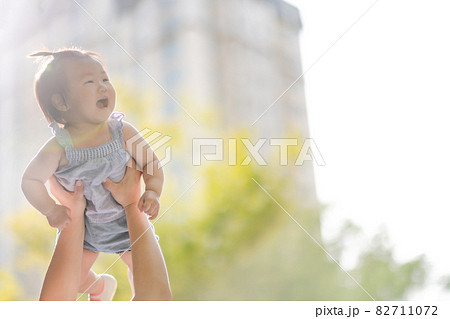 赤ちゃん 少女 子供 82711072