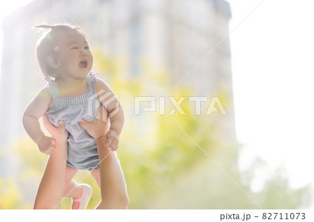 赤ちゃん 少女 子供 82711073