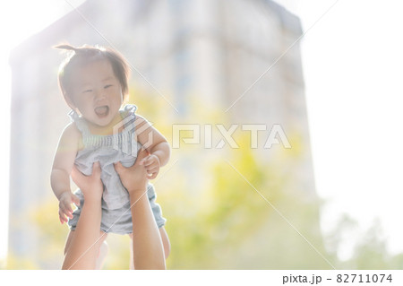 赤ちゃん 少女 子供 82711074