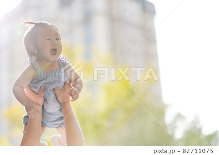 赤ちゃん 少女 子供 82711075