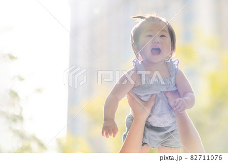 赤ちゃん 少女 子供 82711076