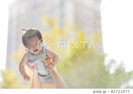 赤ちゃん 少女 子供 82711077