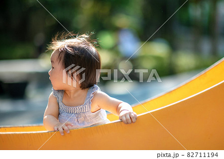 赤ちゃん 子供 遊び場 82711194