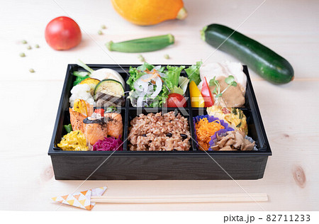 テイクアウトの弁当は野菜多めの減塩低糖質なダイエット弁当で決まり テイクアウトの弁当は野菜多めの減塩低糖質なダイエット弁当で決まり 82711233