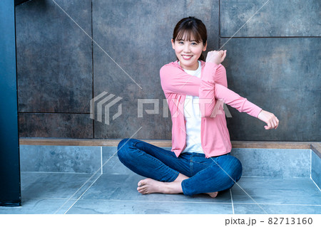 フローリングでストレッチをする女性 フローリングでストレッチをする女性 82713160