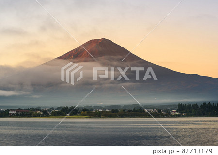 朝焼けの富士山と河口湖 朝焼けの富士山と河口湖 82713179