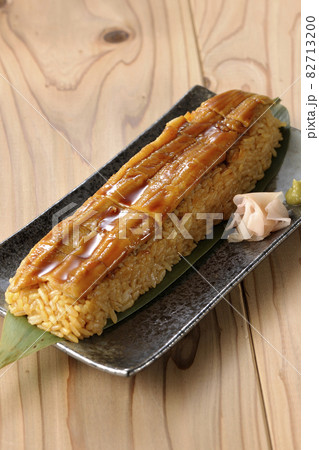 笹の葉に置かれた穴子の姿鮨とガリと山葵 82713200