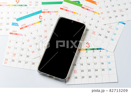スケジュールイメージ　スマホとカレンダー 82713209