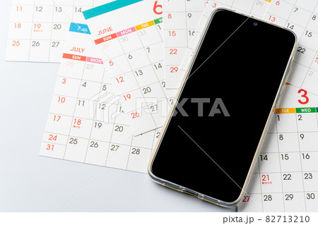 スケジュールイメージ　スマホとカレンダー 82713210