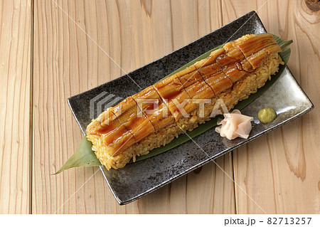 笹の葉に置かれた穴子の姿鮨とガリと山葵を俯瞰で撮影 82713257