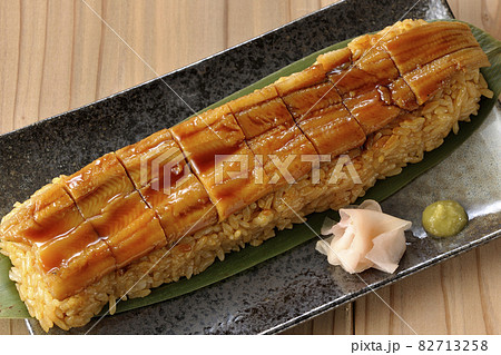 笹の葉に置かれた穴子の姿鮨とガリと山葵を俯瞰で撮影 82713258