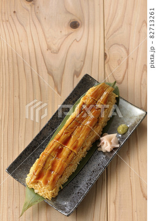 笹の葉に置かれた穴子の姿鮨とガリと山葵を俯瞰で撮影 笹の葉に置かれた穴子の姿鮨とガリと山葵を俯瞰で撮影 82713261