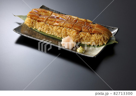 笹の葉に置かれた穴子の姿鮨とガリと山葵を黒背景で撮影 笹の葉に置かれた穴子の姿鮨とガリと山葵を黒背景で撮影 82713300