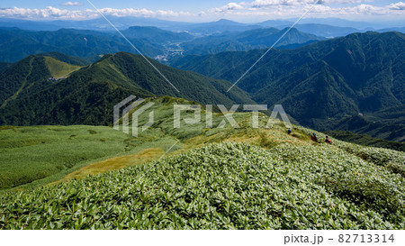 青空と谷川岳・山並み(天神尾根) 青空と谷川岳・山並み(天神尾根) 82713314