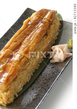 笹の葉に置かれた穴子の姿鮨とガリと山葵を白背景で撮影 笹の葉に置かれた穴子の姿鮨とガリと山葵を白背景で撮影 82713380