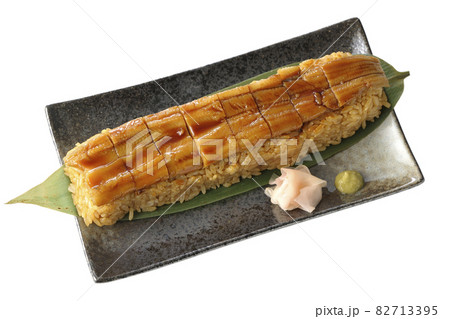 笹の葉に置かれた穴子の姿鮨とガリと山葵の切り抜き 82713395