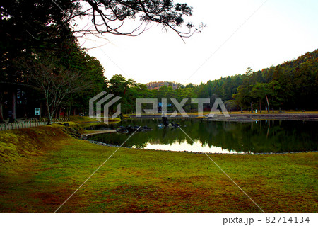 【岩手】秋の平泉 夕暮れ時の毛越寺の浄土庭園大泉が池 【岩手】秋の平泉 夕暮れ時の毛越寺の浄土庭園大泉が池 82714134