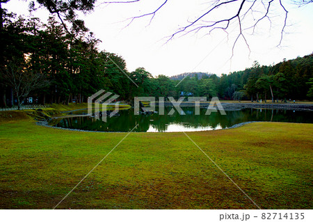 【岩手】秋の平泉 夕暮れ時の毛越寺の浄土庭園大泉が池 【岩手】秋の平泉 夕暮れ時の毛越寺の浄土庭園大泉が池 82714135