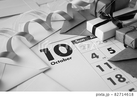 10月のカレンダーとプレゼント　ギフト　誕生日　記念日 82714618