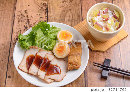 焼豚とサツマイモご飯 82714762