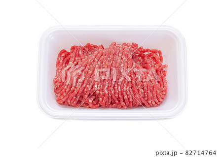 食品トレイ入り牛挽き肉【白背景】 82714764