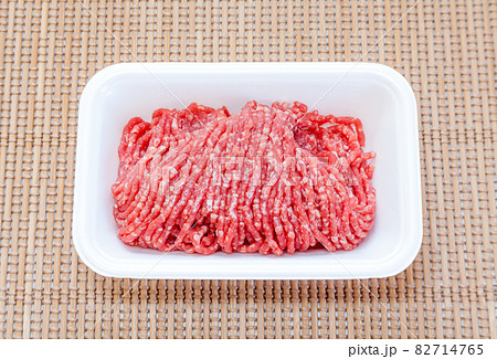 食品トレイ入り牛挽き肉 82714765
