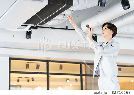 オフィスのダクトを点検する作業員 撮影協力:WEEK芝大門(サンフロンティア不動産) オフィスのダクトを点検する作業員 撮影協力:WEEK芝大門(サンフロンティア不動産) 82716568