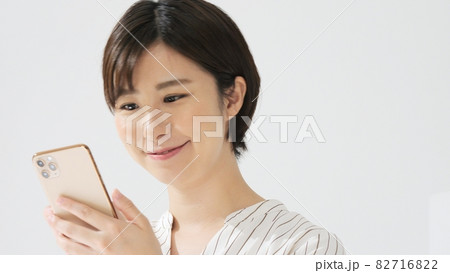 ミドル女性 スマホ 通話 ミドル女性 スマホ 通話 82716822