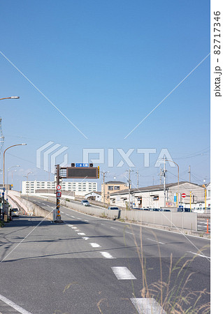 大阪市と松原市を結ぶ大和川に架かる行基大橋 大阪市と松原市を結ぶ大和川に架かる行基大橋 82717346