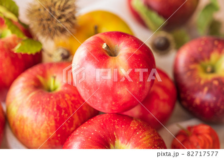秋の味覚　赤いリンゴと黄色いリンゴ 82717577
