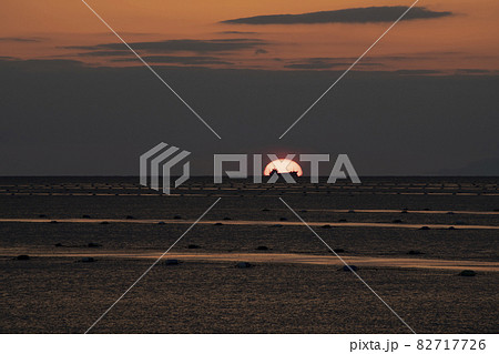 海に沈む夕日 海に沈む夕日 82717726