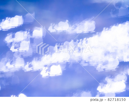 背景素材　サンタとトナカイのシルエット模様のリフレクション　ブルー系 82718150