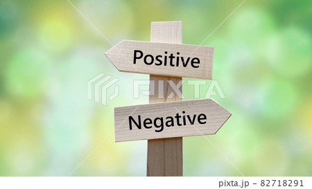 道しるべと緑背景_2方向_真ん中_PositiveとNegative文字入り 道しるべと緑背景_2方向_真ん中_PositiveとNegative文字入り 82718291