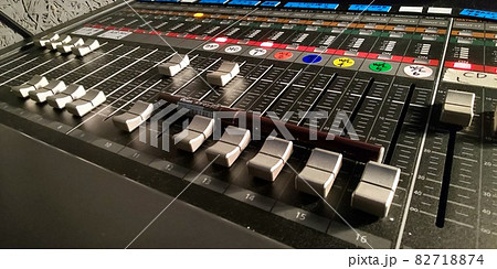 音響卓のフェーダー 音響卓のフェーダー 82718874