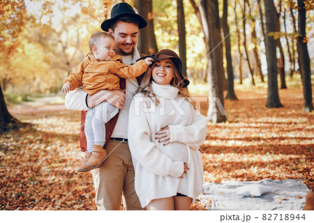 Beautiful and stylish family in a park 82718944