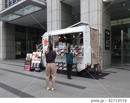 人気のキッチンカー ランチの行列 オフィス街のキッチンカー 人気のキッチンカー ランチの行列 オフィス街のキッチンカー 82719558