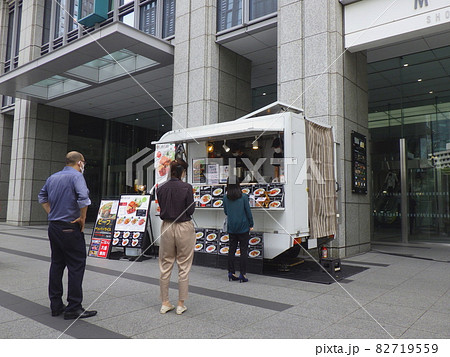 人気のキッチンカー　ランチの行列　オフィス街のキッチンカー 82719559