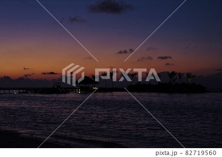 モルディブリゾートの夕暮れ（マジックアワー） 82719560