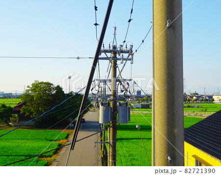 電柱と電線と田園風景 82721390