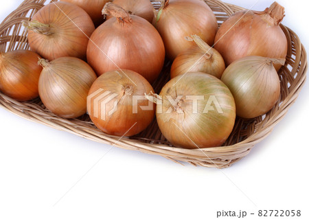Onions on wicker tray 82722058