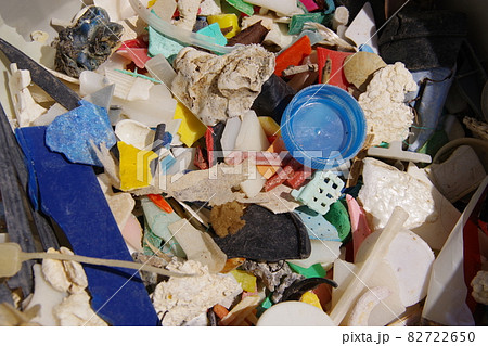 廃プラ 砂浜に打ち上げられたプラスチックゴミ マイクロプラスチック 環境破壊 環境問題 廃プラ 砂浜に打ち上げられたプラスチックゴミ マイクロプラスチック 環境破壊 環境問題 82722650