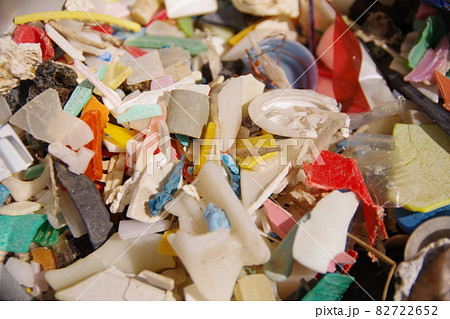 廃プラ　砂浜に打ち上げられたプラスチックゴミ　マイクロプラスチック　環境破壊　環境問題 82722652