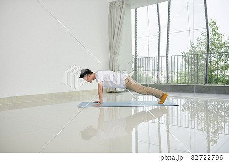 man doing plank exercise at home man doing plank exercise at home 82722796