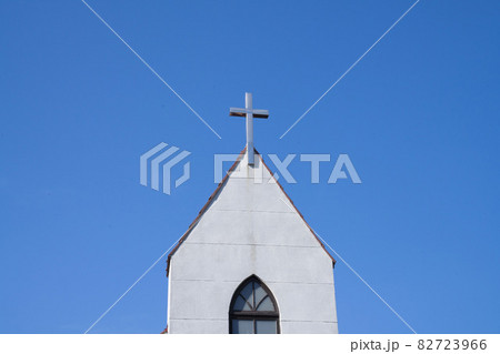 教会の十字架,青空に映える十字架,キリスト教の教会,日曜日のミサ 82723966